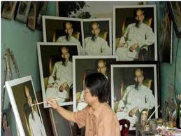 វិចិត្រករ Tran Hoa Binhជាជន១រូបដែលបានគូរគំនូរជិត៦០០ផ្ទាំងអំពី លោកប្រធានហូជីមិញ